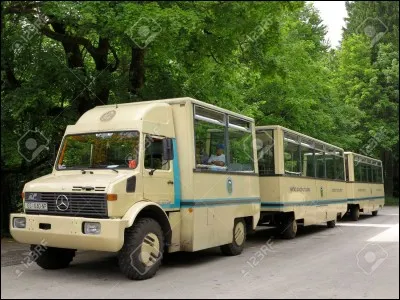 Je suis un parc national de Croatie. Je comporte de nombreux lacs et cascades. On peut traverser certains lacs par des bateaux. Le tour du parc peut se faire à pieds ou avec un bus qui a plusieurs wagons. Que suis-je ?