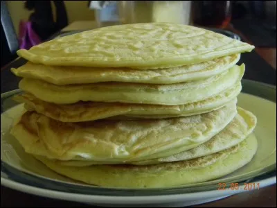 Comment appelle-t-on cette crêpe dont le lait a été remplacé par l'eau, consommée exclusivement il y a quelques siècles ?