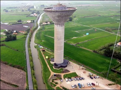 Où l'eau est-elle stockée dans un château d'eau ?