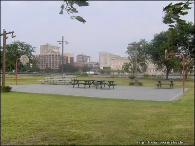 Quel est le nom du terrain près du fleuve ?