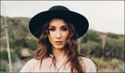 Comment s'appelle cette fille ?