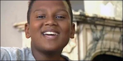 Quelle est la couleur de son blouson en cuir sur scène ?