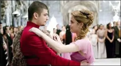 Le bal de Noël est organisé par Poudlard. Que reproche Ron à Hermione dansant avec Viktor Krum ?