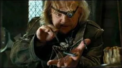 Alastor Maugrey est le nouveau professeur de défense contre les forces du mal. Que fait-il voir aux élèves ?