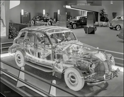 La Pontiac Ghost car (voiture fantôme) est totalement transparente. Elle a été exposée à San-Francisco en 1940, à la Golden Gate International exposition par General Motors. Impossible de camoufler la moindre chose dans une telle voiture, elle est donc idéale pour... ?