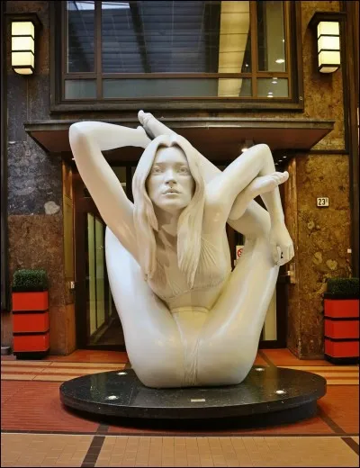 Marc Quinn est l'artiste sculpteur auteur de cette oeuvre pour le moins acrobatique. Qui est ici représentée selon le voeu de l'artiste ?