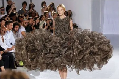 La mode, la mode et sa fantaisie. On ignore si ce modèle imposant est lourd à porter, mais on peut imaginer facilement qu'un problème va se poser, similaire à celui rencontré par Louis de Funès dans... ?