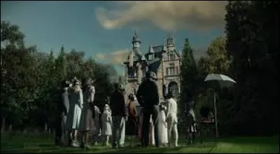 À quel moment Miss Peregrine fait-elle renouveler la boucle ?