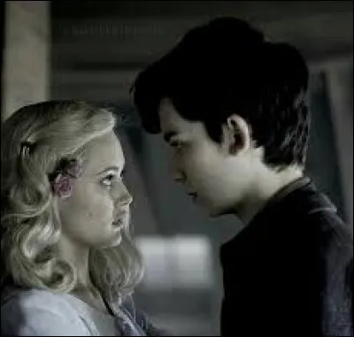 Jake se confie et dit qu'il a vu un homme suspect près de la maison de son grand-père. Emma l'emmène dans sa planque pour pouvoir le reconnaître. Où se trouve sa planque ?