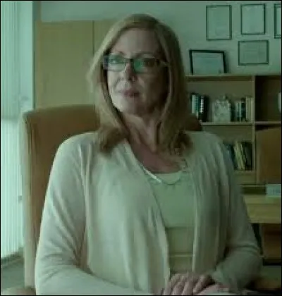 Troublé par ce drame, Jake se confie à sa psychologue. Il lui parle des histoires concernant un pensionnat pour enfants ayant des capacités surnaturelles dirigé par Miss Peregrine. Pour quelle raison la psychologue lui conseille-t-elle de se rendre sur les lieux ?