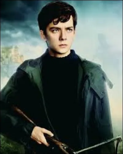 Les enfants font entrer Jake dans une caverne. Il décide une nouvelle fois de s'enfuir. Il retourne à l'hôtel mais tout a changé. Ce n'est plus un hôtel mais un bar. De quoi est-il accusé par les personnes présentes ?