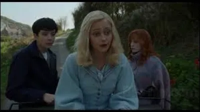 Les enfants viennent pour le secourir. Sur le chemin pour se rendre au pensionnat, que lui révèlent-ils ?