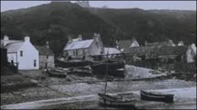 Miss Peregrine décide donc de chercher une nouvelle cachette. Jake, quant à lui, décide de retourner en 2016 pensant qu'il est inutile. Il découvre qu'un homme a été tué par le monstre. Qui est cet homme ?