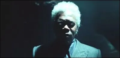 Jake part pour prévenir Miss Peregrine que le monstre est proche. En atteignant la boucle, Jake découvre qu'un homme le suit. Il se trouve qu'il s'agit de M. Barron. Il s'est servi de Jake pour trouver la boucle de Miss Peregrine. Parmi ces propositions, de qui a-t-il pris l'apparence ?