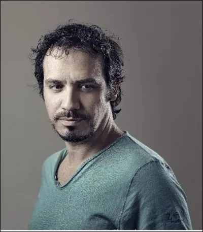 À quel acteur célèbre la série est-elle dédiée ?