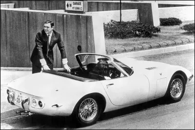 Dans le film "On ne vit que 2 fois "quelle voiture utilise principalement James Bond ?