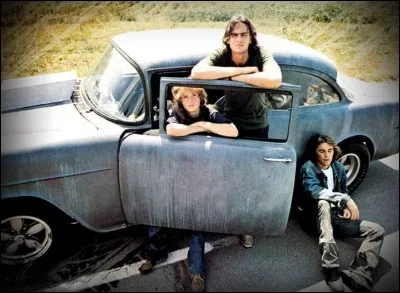 Quel véhicule est utilisé par 2 garçons pour une course poursuite visant à rejoindre Washington le plus vite possible dans le film "Macadam à 2 voies" ?