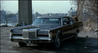 Dans le film "French Connection" quel véhicule sert au transfert de la drogue ?