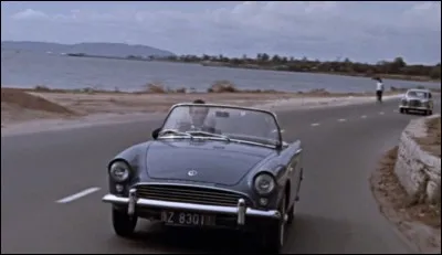 Dans le film "James Bond contre docteur No" à bord de quelle voiture se retrouve-t-il ?