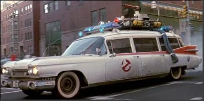 De quelle marque est l'ambulance du film "SOS fantômes" ?