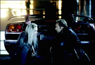 Dans le film "60 secondes Chrono" deux des héros conversent derrière quelle voiture ?