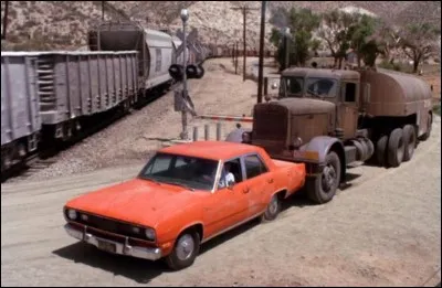 Dans le film "Duel",le camion fou poursuit quelle voiture ?