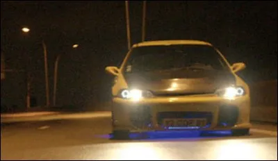 Dans le film "Voie Rapide" Alex le héros, s'offre l'ivresse de la vitesse à bord de quel véhicule ?