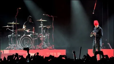 Josh Dun joue du/de la...