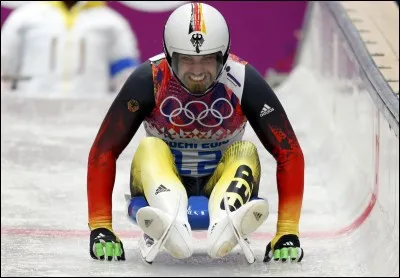 Dans une compétition de luge monoplace,combien y-a-t-il de descentes ?