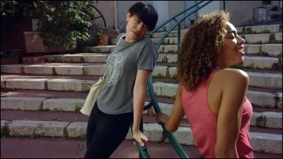 Qui est ce personnage ? Fille de Stéphane, secrètement amoureuse de Benoît et amie de Thérèse, Kevin, Baptiste et Emma.