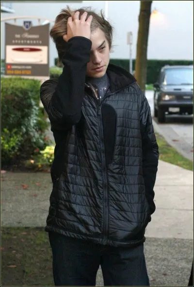 Que vend la marque Sprouse Bros qu'il a en partie dirigée ?