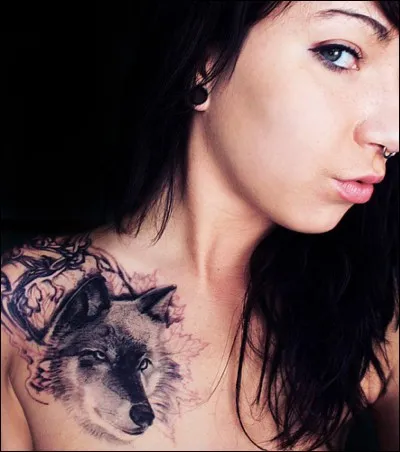 Port&eacute; par le loup de mer.