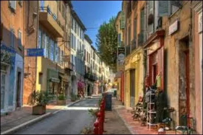 S - Salernes - Quelle activité a fait connaître cette ville ?