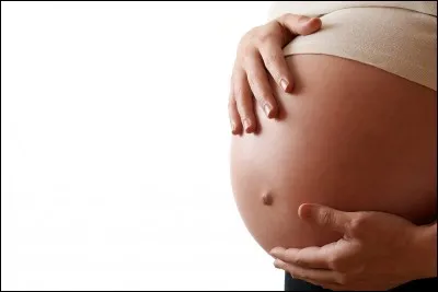 Une adolescente tombe enceinte à l'âge de seize ans.