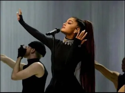 Quelle est la première chanson qu'Ariana interprète dans le "Dangerous Woman Tour" ?