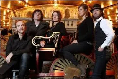 Quel est le nom du groupe dont il fait partie parallèlement à sa carrière solo depuis 2012 ?