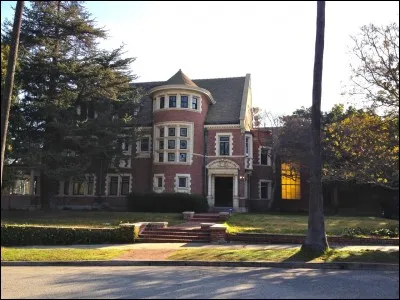 Dans quelle ville des États-Unis se déroule cette saison ?