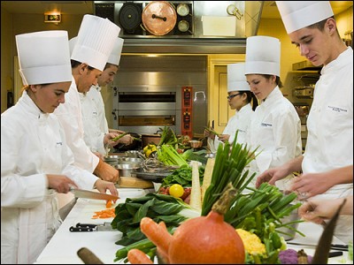 Quel cuisinier mondialement connu va ouvrir une école de cuisine française internationale à Montmorillon, sa ville natale ?