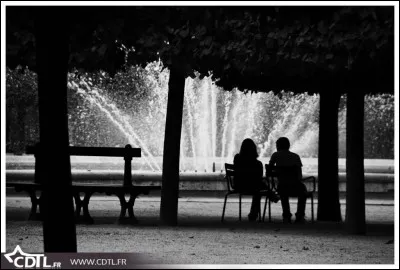 Quel chanteur veut 's'asseoir sur un banc cinq minutes avec toi et regarder les gens tant qu'y en a. ' ?