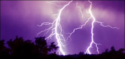 L'air autour des impacts de foudre est l'endroit le plus chaud sur Terre. Durant une fraction de seconde, les températures atteignent :