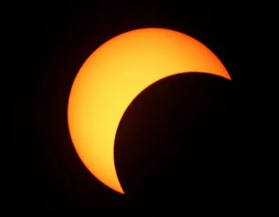 Une éclipse solaire totale se produit le 20 mars. À combien de pourcentages, l'éclipse était-elle visible en France ?
