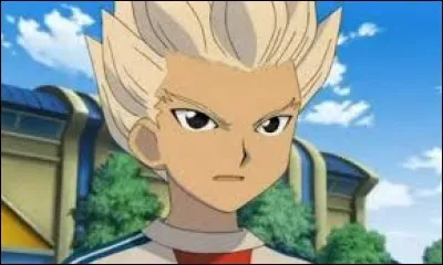 Qui s'oppose au début au tournoi de foot d'Axel ?