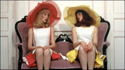 En 1967, elle tient l'un des premiers rôles d'un film musical, aux côtés de Jacques Perrin, de Danièle Darrieux et de sa soeur Catherine Deneuve. Quelle ville constitue le cadre de ce film célèbre?