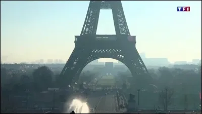 La tour Eiffel a une hauteur totale, avec l'antenne, de...