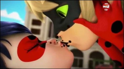 Pourquoi Ladybug a-t-elle embrassé Chat Noir dans l'épisode "Dislocœur" ?