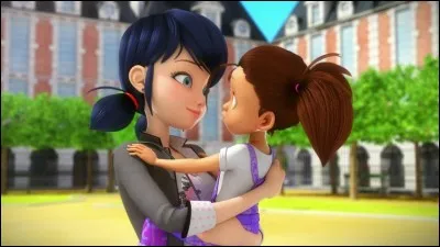 Comment s'appelle l'enfant que Marinette garde parfois pour jouer à la poupée ?