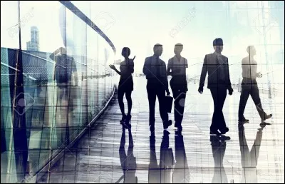 Au sein de quelle banque débute-t-il ?