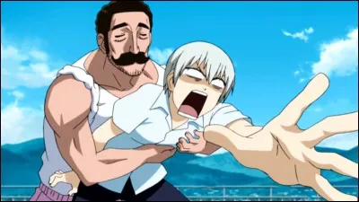 Il semble assez efféminé malgré sa corpulence et est vêtu d'un tee-shirt à manches retroussées et d'un "mini-short" rose, c'est :