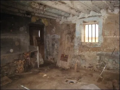 Qui accompagne les prisonniers en prison ?