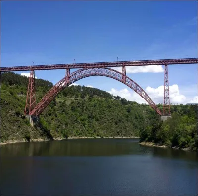 Vous aurez aussi sans doute le désir,lors de votre passage dans le département,de contempler le viaduc de Garabit mais quand commença sa construction ?